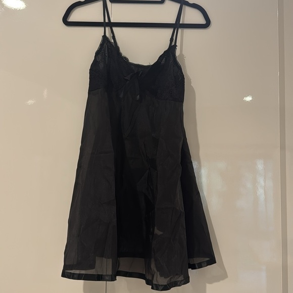 Elegant Black Lace Nightgown - Picture 3 of 5